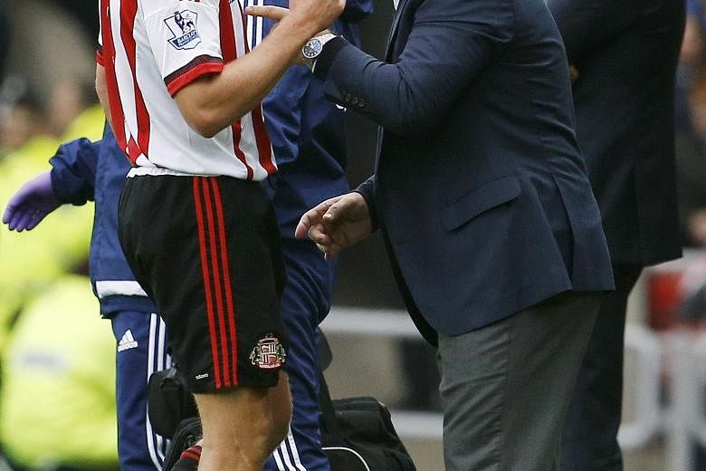 Dick Advocaat (right) instructing Sunderland's Lee Cattermole. He quit yesterday with the team yet to win in the league this season.