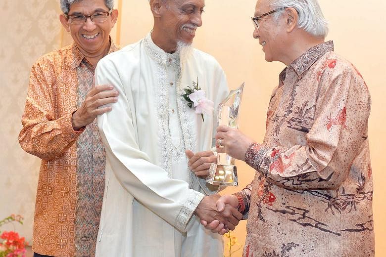 (Right): Mr Izzuddin Taherally receiving Muis' Excellent Service award from President Tony Tan Keng Yam as Dr Yaacob Ibrahim, Minister-in-charge of Muslim Affairs, looks on. Others who have contributed to Singapore include Mr Ameerali Abdeali (above,