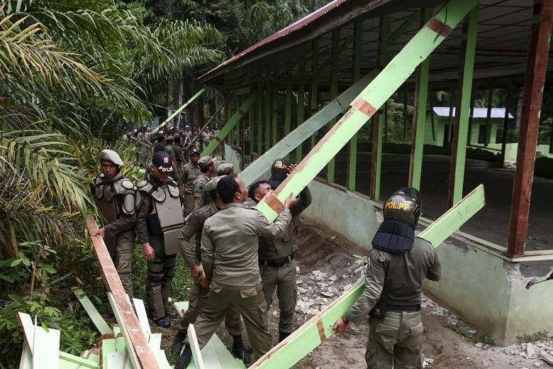After hardliners burned down a church in rural Aceh in protest, Indonesian officials gave in to their demands and began demolishing other churches in Aceh Singkil district that lacked proper permits.