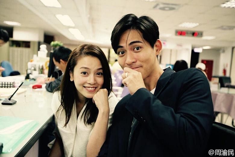 Actor Vic Chou showed off his wedding ring with his wife Reen Yu in a photo taken at a household registration office in Taiwan where they made it official on Tuesday.