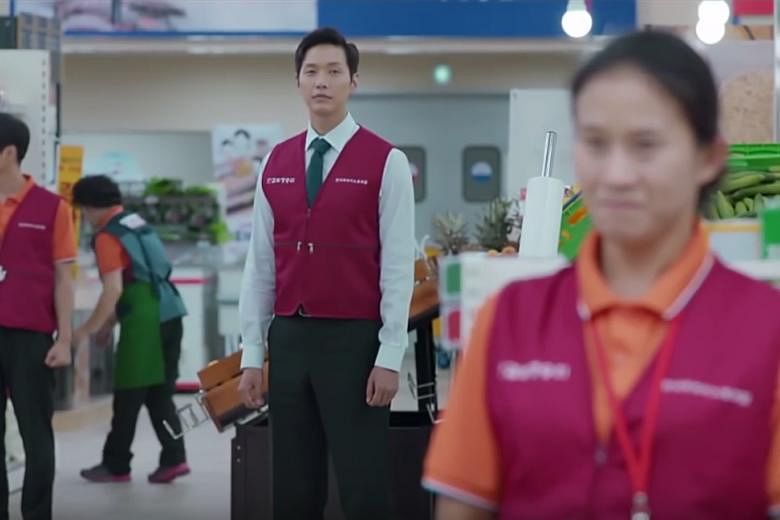 In Awl, a hypermarket manager (Ji Hyun Woo) fights against his French employer for employees' rights.