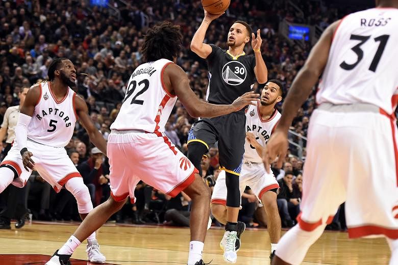 Golden State left it late for their 112-109 victory over hosts Toronto, nicking the win only in the last few seconds, with Stephen Curry (centre) scoring 15 points in the fourth quarter.