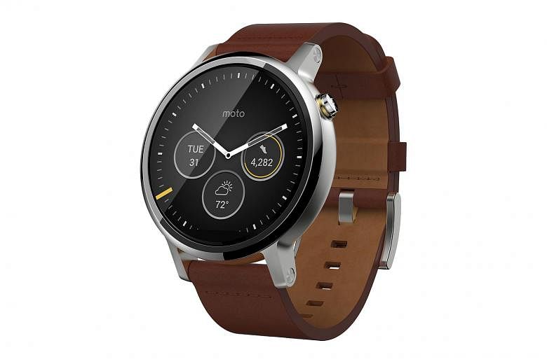 The round display of the new Moto 360, which has a resolution of 360 x 330 pixels, still sports the "flat tyre" design.