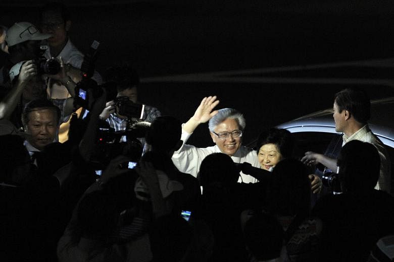Dr Tony Tan with his wife, Mrs Mary Tan, at the Toa Payoh Stadium on Aug 27, 2011. The results later showed that he had won the Presidential Election.