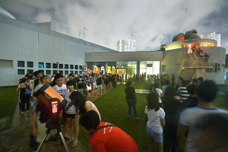 Almost 500 people, including more than 100 children, queued from 5am at the Science Centre's observatory yesterday to get a clearer view of the alignment of five planets. Through powerful telescopes, they were able to see Mars, Saturn, Jupiter, Venus