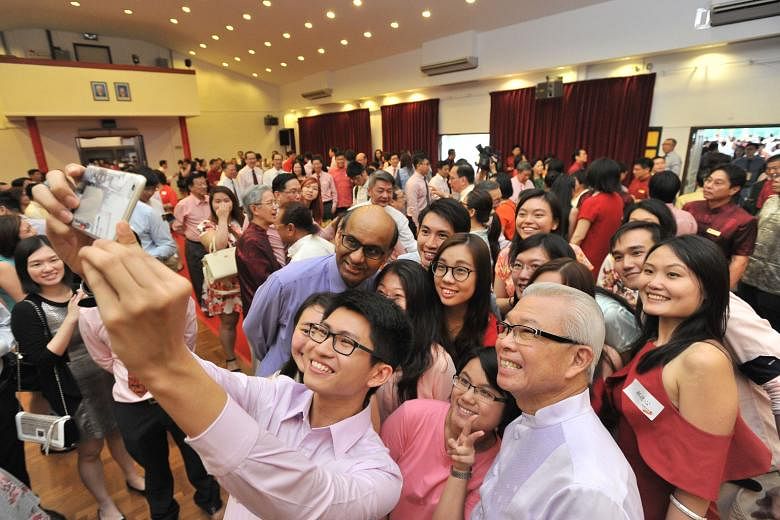 Mr John Tan Pek Nan, 21, and fellow SFCCA scholars studying in China taking a "wefie" with Mr Tharman and SFCCA president Chua Thian Poh (at right, in front) at yesterday's Chinese New Year event.