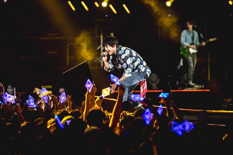CNBlue frontman Jung Yong Hwa reaches out to the audience with confidence.