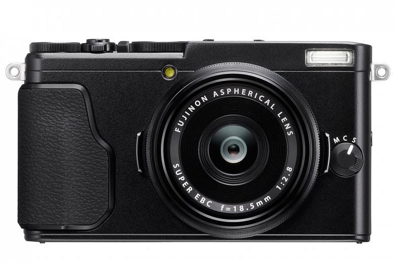 The Fujifilm X70 has a fully electronic shutter that is super fast. It also comes with a touchscreen display that is tiltable downwards and upwards, making it suitable for taking selfies.