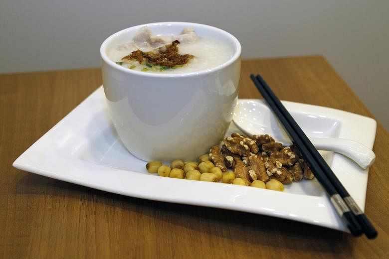 Prepare pork porridge with walnut and lotus seeds as food therapy for kidney yin and yang deficiencies.