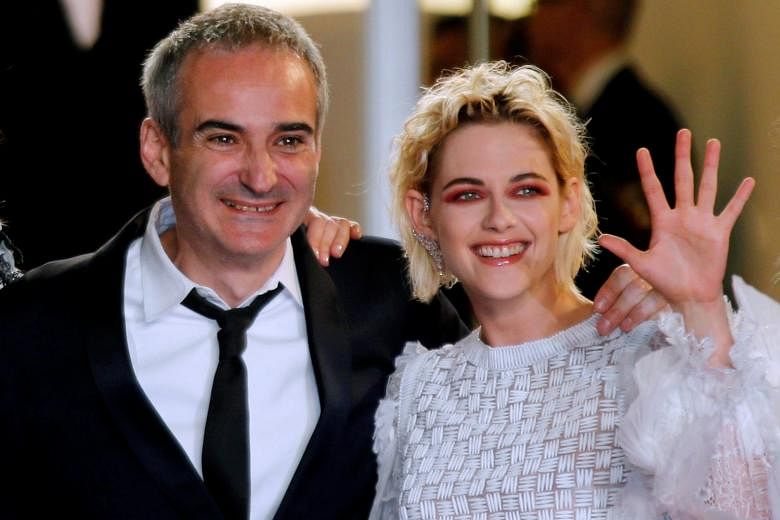 Director Olivier Assayas and actress Kristen Stewart on the red carpet for the screening of Personal Shopper in Cannes.