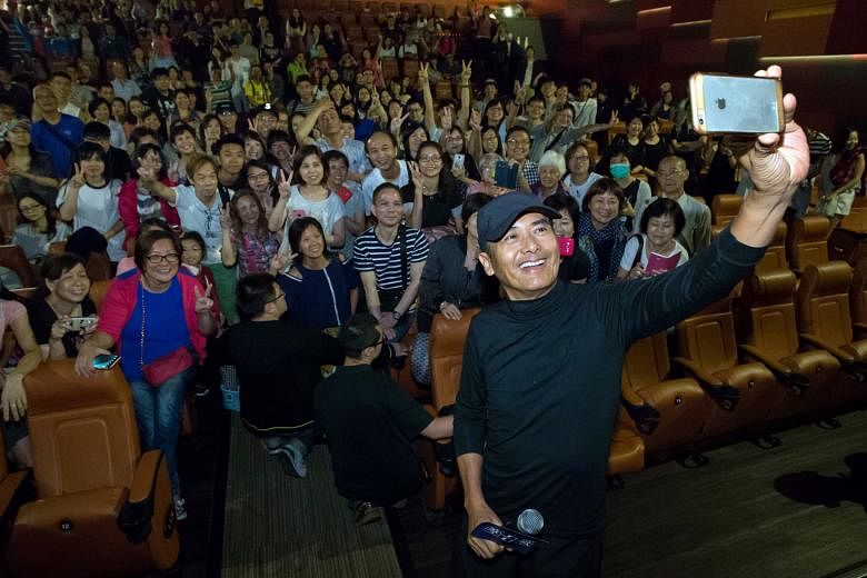 Chow Yun Fat taking a wefie with the Hong Kong audience watching Cold War 2.
