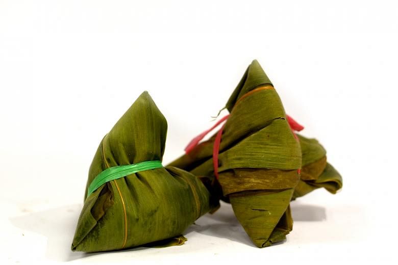 Raffia strings are used to tie rice dumplings. Readers are concerned that chemicals would leach from the raffia, which is made from recycled plastic, into the water when the dumplings are boiled.