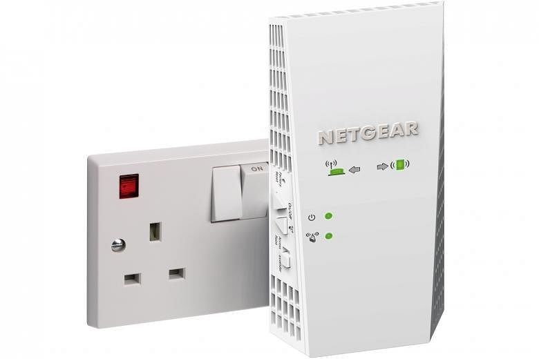 Netgear's new X4 range extender plugs nicely into the power outlet. It has two arrow-shaped LEDs to help you find the best spot for the extender. One points to the client while the other points to the router.