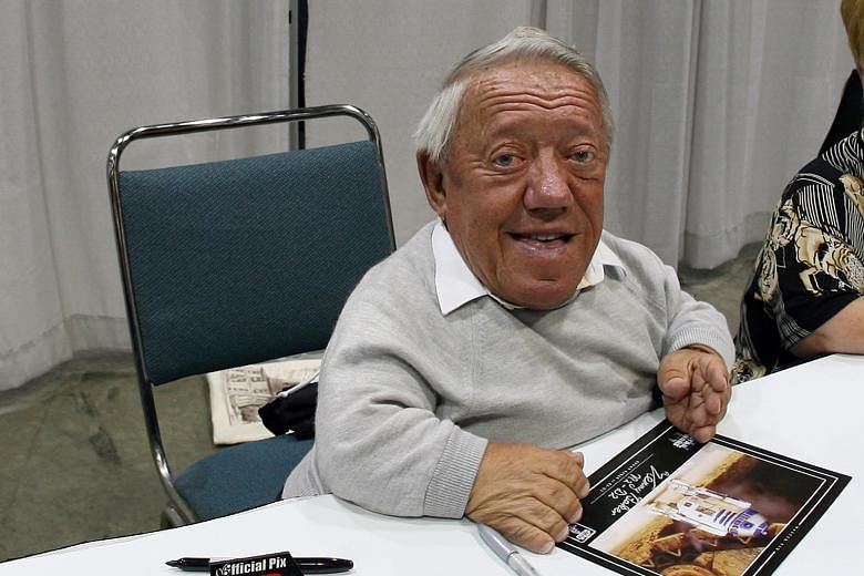 Star Wars actor Kenny Baker signing autographs during the opening day of Star Wars Celebration IV in Los Angeles in 2007.