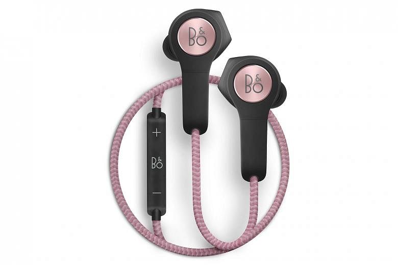 The BeoPlay H5 comes with a cable made of a robust and waterproof braided nylon material.