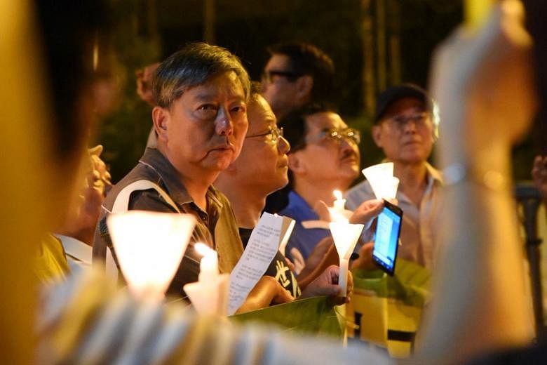 About 100 people held a candlelight vigil outside the central government's Liaison Office last night. It was also attended by representatives from traditional democratic groups.