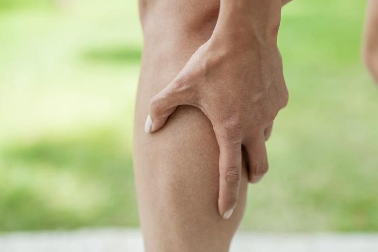 Common symptoms of deep vein thrombosis of the lower limbs include pain, swelling and redness of the affected limb.
