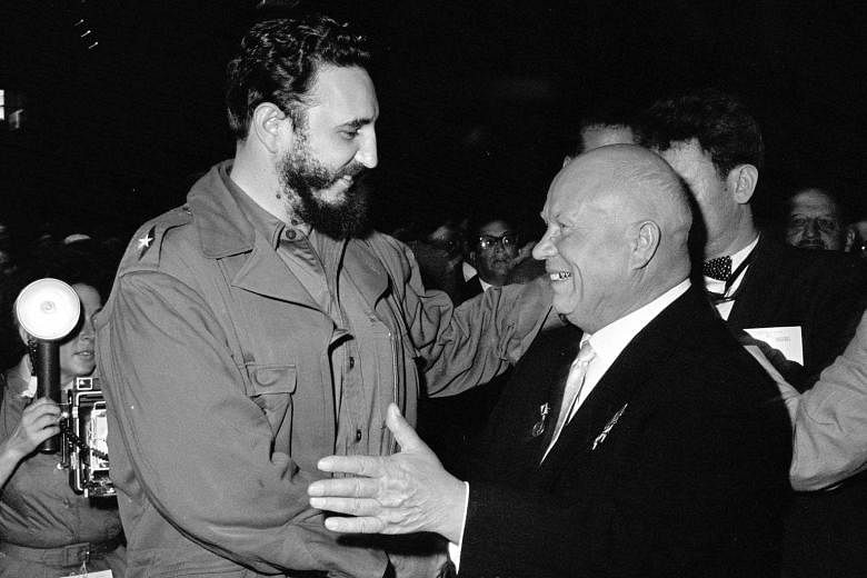 1960s: Fidel (right) having a conversation with Argentine guerilla leader Ernesto Che Guevara. JULY 1964: Fidel became a towering international figure whose importance in the 20th century far exceeded what might have been expected from the head of st