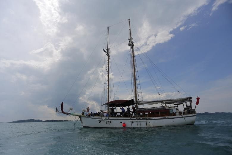 The nine NUS students, accompanied by Prof Henz, Captain Blake and his wife, three NUS alumni and a crew member, set sail on the 60ft schooner Four Friends for a week. The students and alumni took turns to be at the helm of the ship when they sailed 