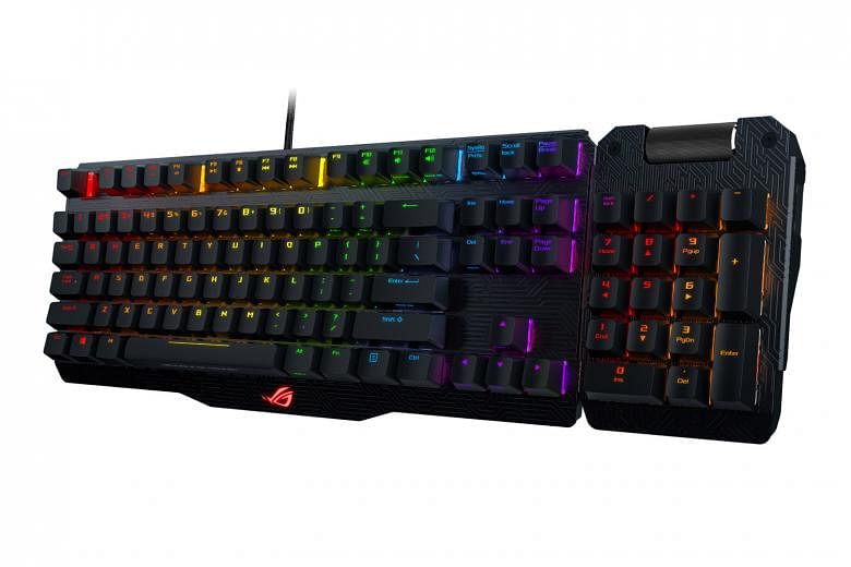 The numeric keypad can be attached to the left or right side of the Asus ROG Claymore gaming keyboard.