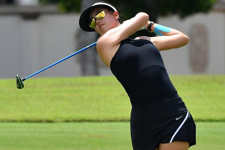 Michelle Wie's eight birdies in her opening round of 66 at the New Tanjong course belie her poor recent form and lowly world ranking of 179. Five golfers, including world No. 2 Ariya Jutanugarn, are right behind her.