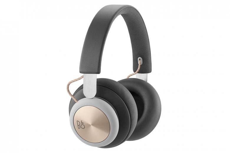 The BeoPlay H4 comes with a bundled 3.5mm audio cable for wired listening.
