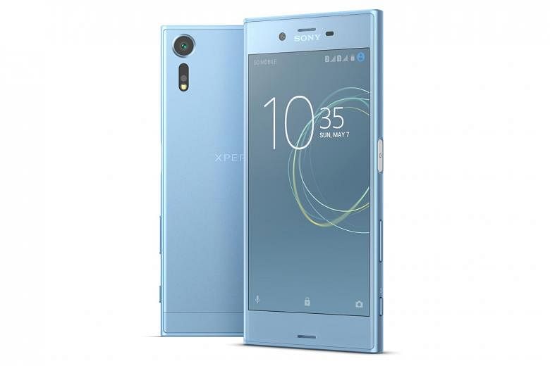 The biggest feature that Sony has added to the Xperia XZs is a triple-stacked memory sensor, which allows the XZs to record and process images at very high speeds.