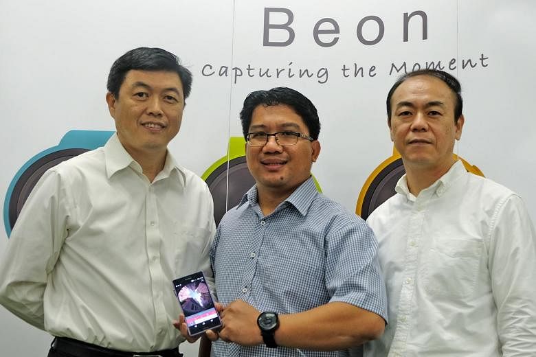 Spacemap director Rick Wong (left), with Moveon chief executive Chee Teck Lee (right) and A*Star research engineer Randy Hipona. The Beoncam is a product of Spacemap, which is a spin-off from local optics solution provider Moveon. The Beoncam goes on