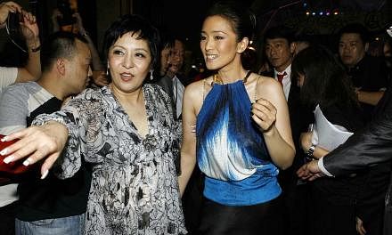 Tiffany Chen (left) escorts actress Gong Li (right) at the star-studded opening of Hotel Lan Kwai Fong in Macau on Aug 2, 2009. &nbsp;-- PHOTO:&nbsp;APPLE DAILY