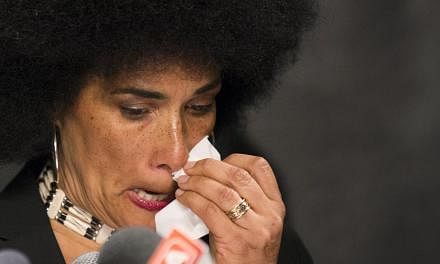 Actress Lili Bernard speaks at a news conference announcing allegations against comedian Bill Cosby in New York, May 1, 2015. -- PHOTO: REUTERS