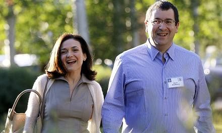 Facebook chief operating officer Sheryl Sandberg with husband David Goldberg in a 2014 file photo. Goldberg died suddenly on Friday night,&nbsp;his brother said on Saturday.&nbsp;-- PHOTO: REUTERS