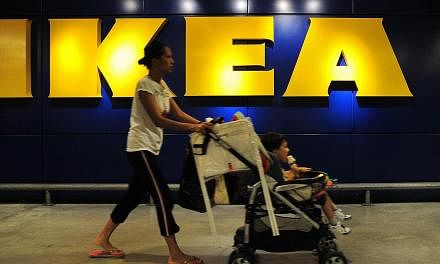 Security guards at Ikea returned a bag that contained more than $20,000 in cash to a grateful customer in an incident that happened last month.&nbsp;-- ST PHOTO:&nbsp;ALPHONSUS CHERN