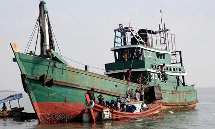 Refugees from Myanmar and Bangladesh being rescued by Aceh fisherman in Julok, East Aceh, Indonesia, on May 20, 2015. Malaysian Prime Minister Najib Razak said on Thursday that he has ordered the navy and the coast guard to conduct search and rescue 