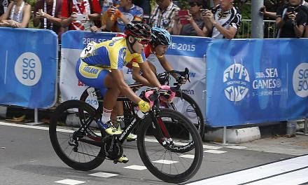 Thailand's Jutatip Maneephan (in yellow) obstructing Vietnam's Nguyen Thi That on the way to the finish line in the SEA Games women's road race on June 13, 2015. Maneephan was penalised and the Vietnamese was awarded the gold. -- PHOTO: REUTERS