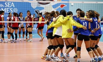 The Thailand team (front) celebrates winning the gold.&nbsp;Thailand claimed the SEA Games women's volleyball gold on Monday evening at the OCBC Arena Hall 2. -- PHOTO: REUTERS