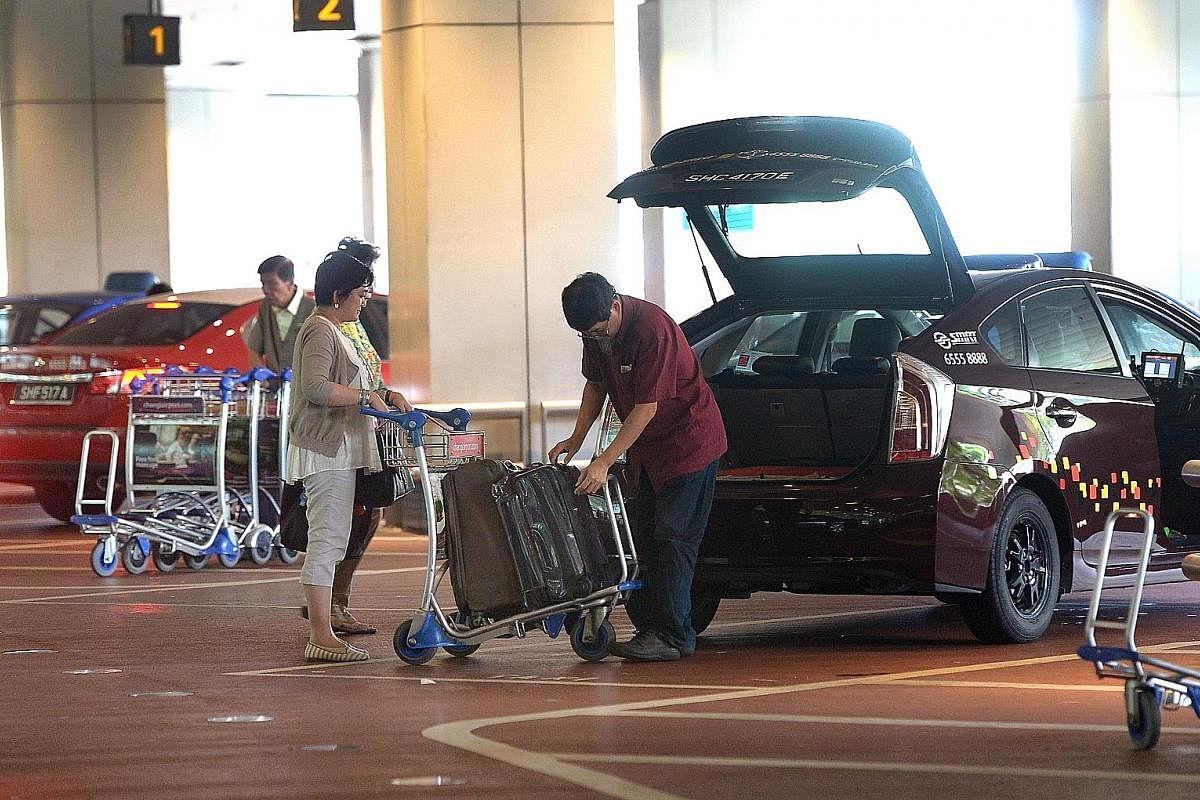 Opinions are divided as to whether taxi drivers should help their passengers with luggage.