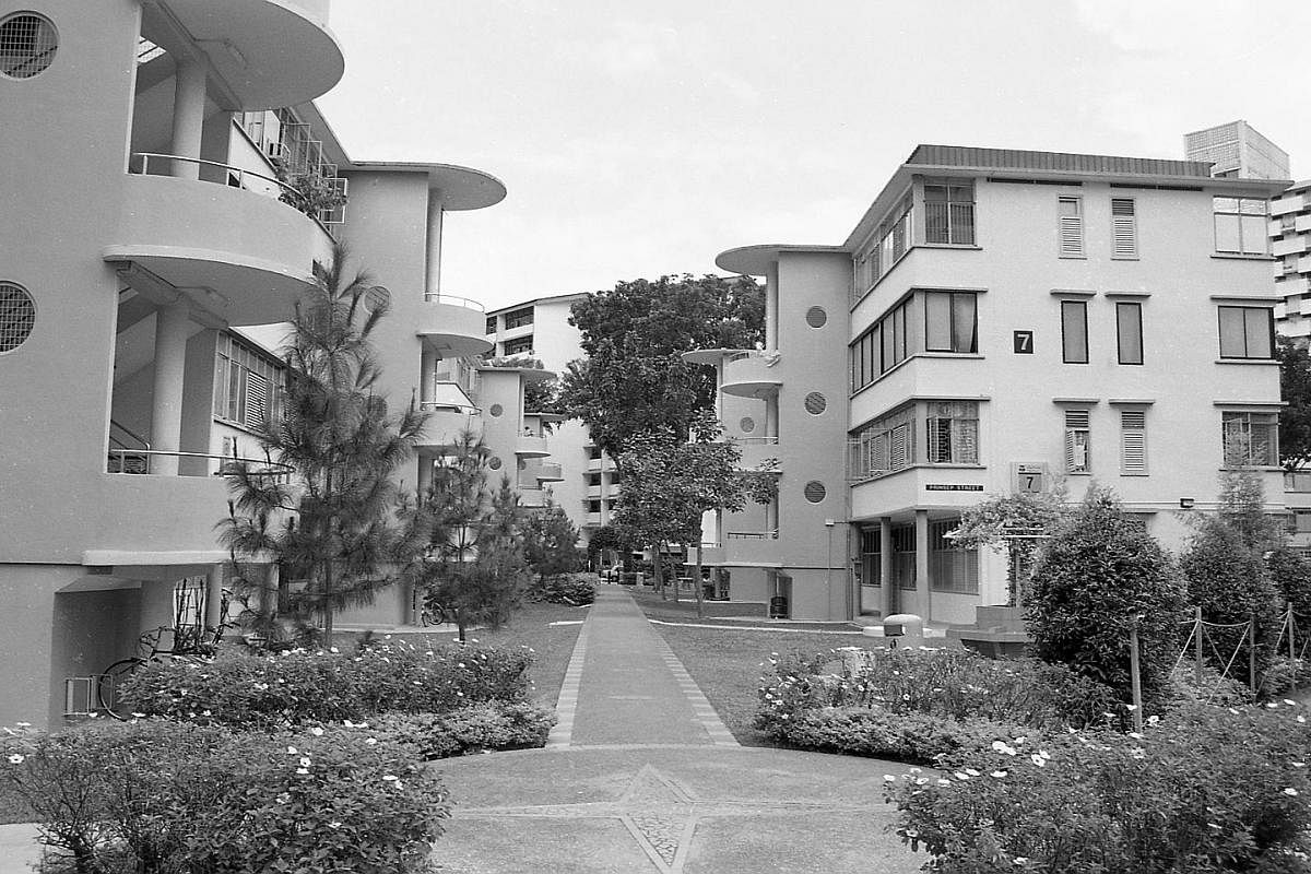 Duchess Estate town square in November 2000. The SIT's construction of Duchess Estate in Queenstown began in 1954 and was subsequently completed by HDB in the mid-1970s. In the commercial centre, Duchess Market was the first to open in 1960, followed