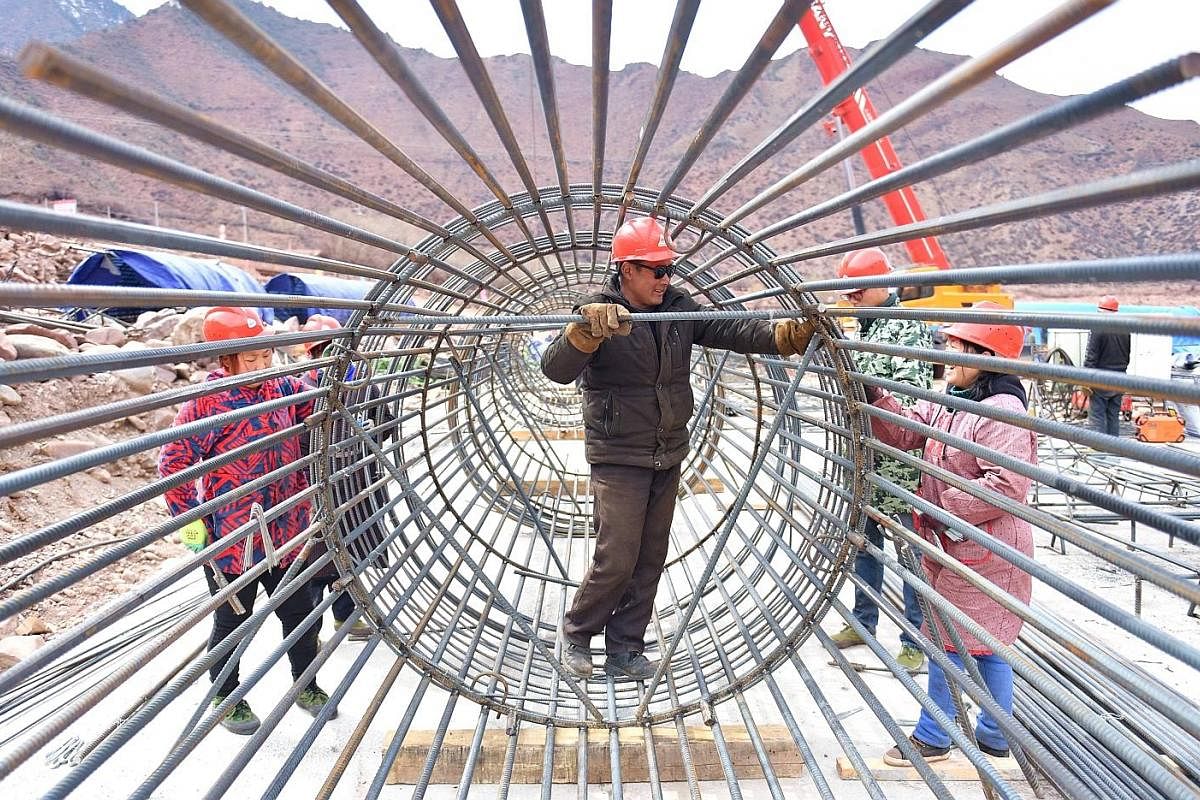 A worker repairing the Yangliandi Rail Bridge in Henan province. The bridge is the highest one along the 1,759km-long Lianyungang-Lanzhou railway artery.