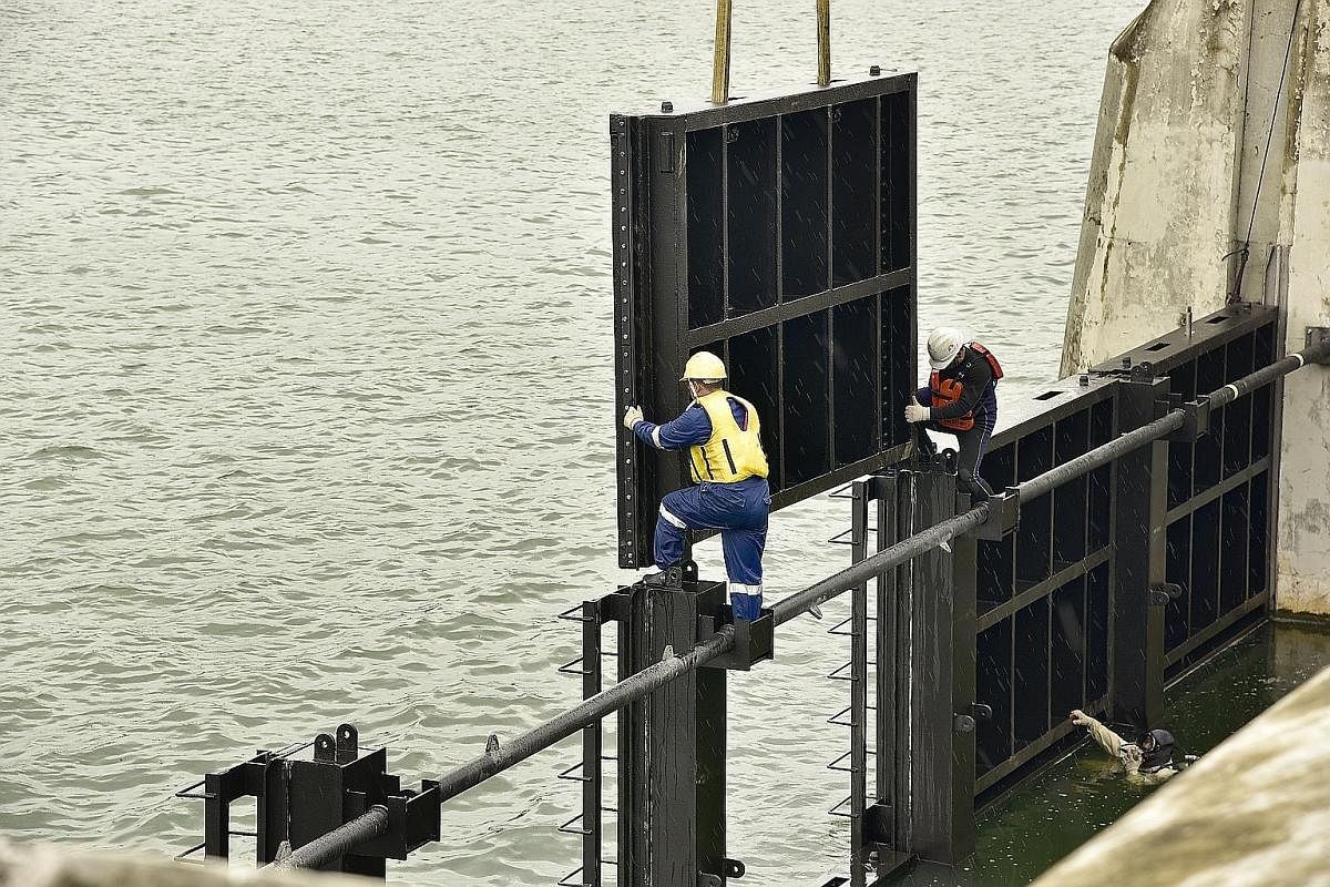 A total of 12 stoplog guides are first put in place at both sides of the barrage (reservoir and sea side). Along with the stoplog panels, the guides are kept in a storage area at the Marina Barrage. A bird's eye view of the Marina Barrage, which span
