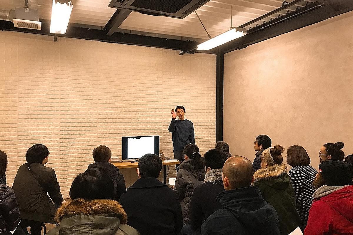 A seminar on how to get started in the food truck business being conducted in January at Food Truck Company by its CEO Ikuo Asaba. Since last year, he has held 24 sessions, attended by over 700 people in total. Workers from nearby offices in a Tokyo 
