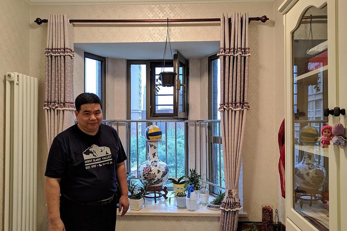 Electronic parts firm managing director Huang Daqing moved to Tianjin Eco-city for his daughter's schooling, but decided to stay because of the peaceful living environment.