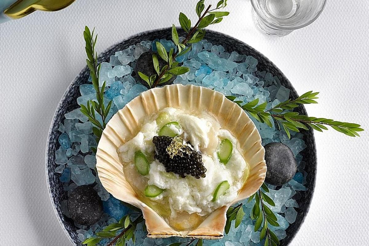 The slow-cooked Hokkaido scallop, wok-fried with organic egg white and summer asparagus and topped with oscietra caviar, is a familiar dish.