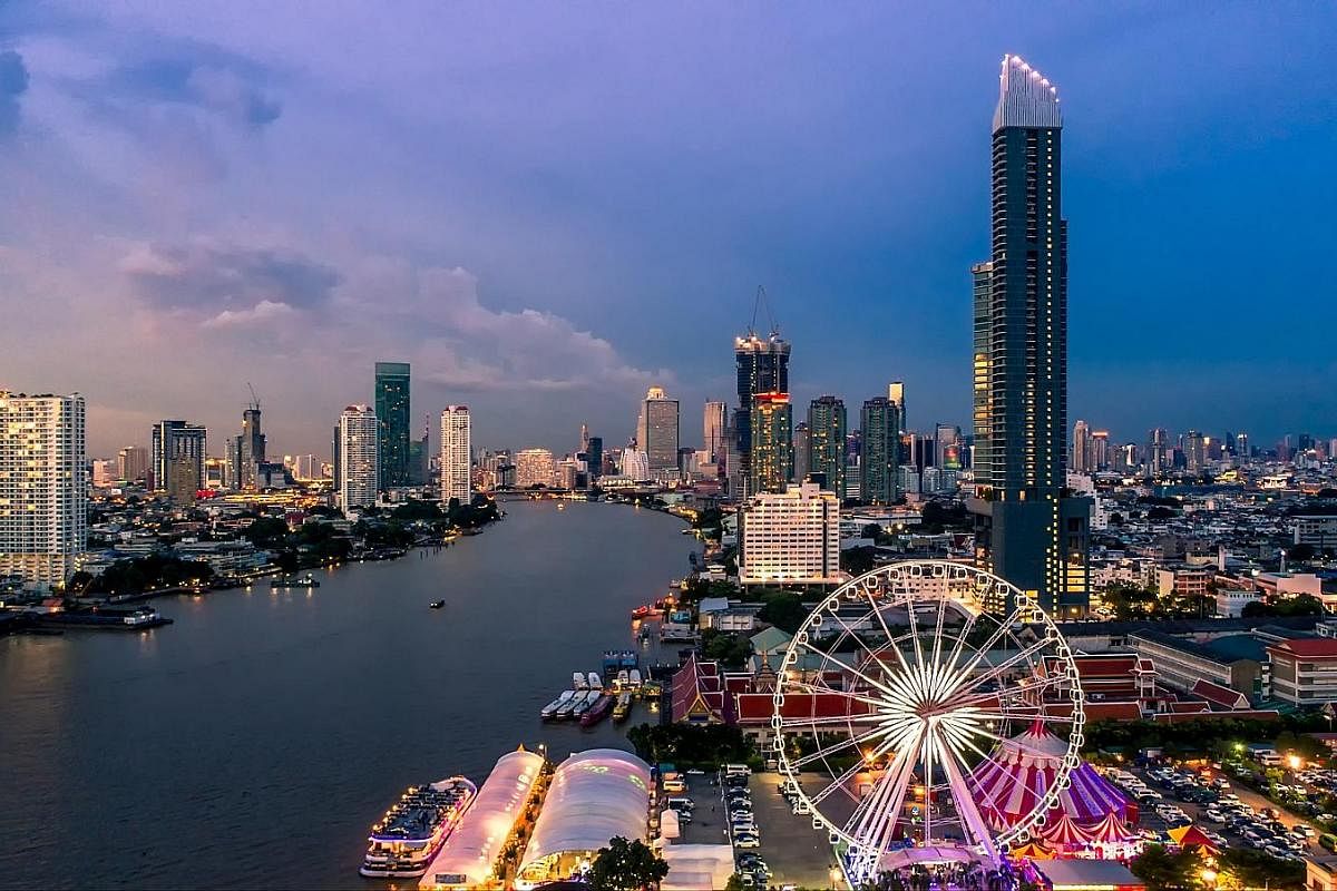 Mr Henry Sugiarto moved to Bangkok, Thailand, in September last year with his wife, Ms Meilissa Herawati Susanto. Take a ride on the Ferris wheel in Bangkok and soak up the scenic waterfront view.