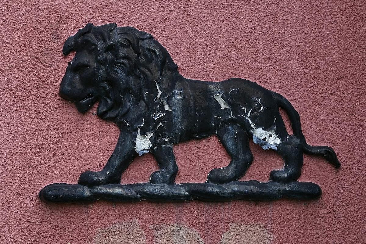 The famous "or sai" (black lion in Hokkien) emblem at the main entrance. Tan Tock Seng Hospital's website says that some have speculated that the black lion keeps a watchful eye and acts as a guardian and protector of the compound.