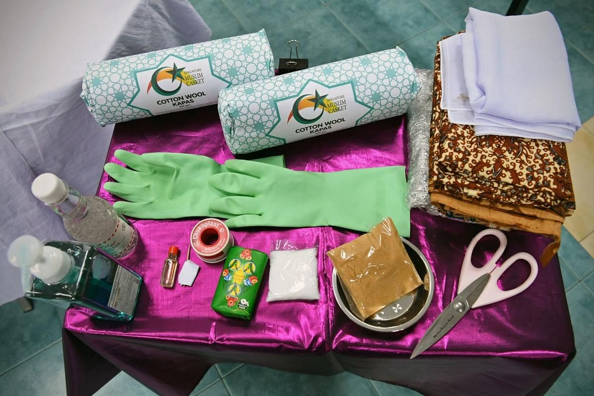 Items such as white and batik pieces of cloth, gloves, cotton wool, soap, sandalwood, rose water, camphor, oil perfume and scissors are needed for bathing the deceased.