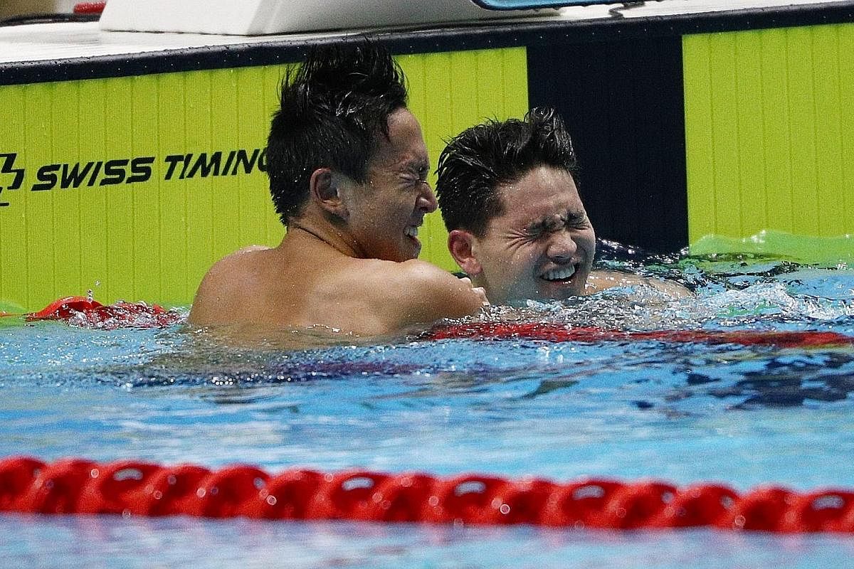 Quah Zheng Wen sharing a moment with Joseph Schooling, after the latter pipped him to the 100m fly gold by a mere 0.03sec. Both swimmers cleared the Olympic mark of 51.96sec to qualify for the Olympics. 