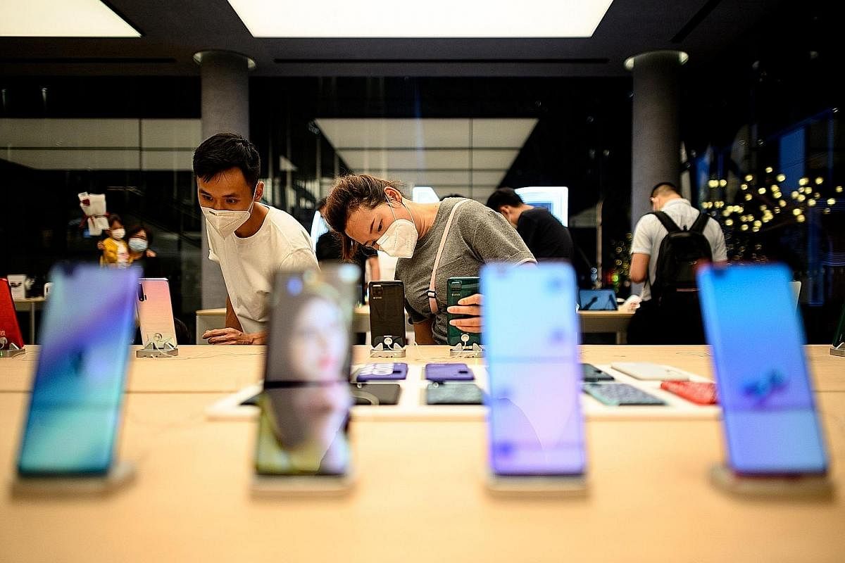 People checking out smartphones at the Huawei flagship store in Shenzhen, China, last month. While most major smartphone-makers have seen sales decline, Xiaomi, which sells more affordable phones, saw sales rise in the first quarter of the year.