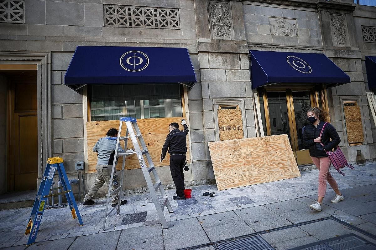 Businesses in the streets around the White House in Washington are boarding up their premises as they prepare for possible violence during this week's presidential election. PHOTO: REUTERS