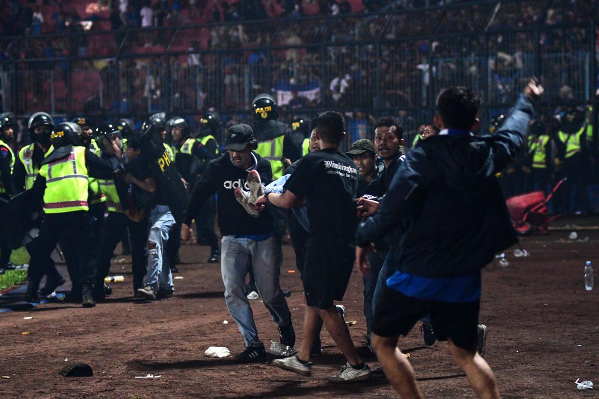 In Pictures: More than 120 die in Indonesia football stadium stampede ...