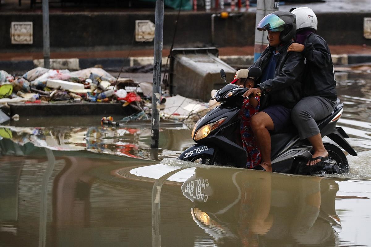 In Pictures: More Than 50,000 People Displaced By Flooding In Malaysia ...